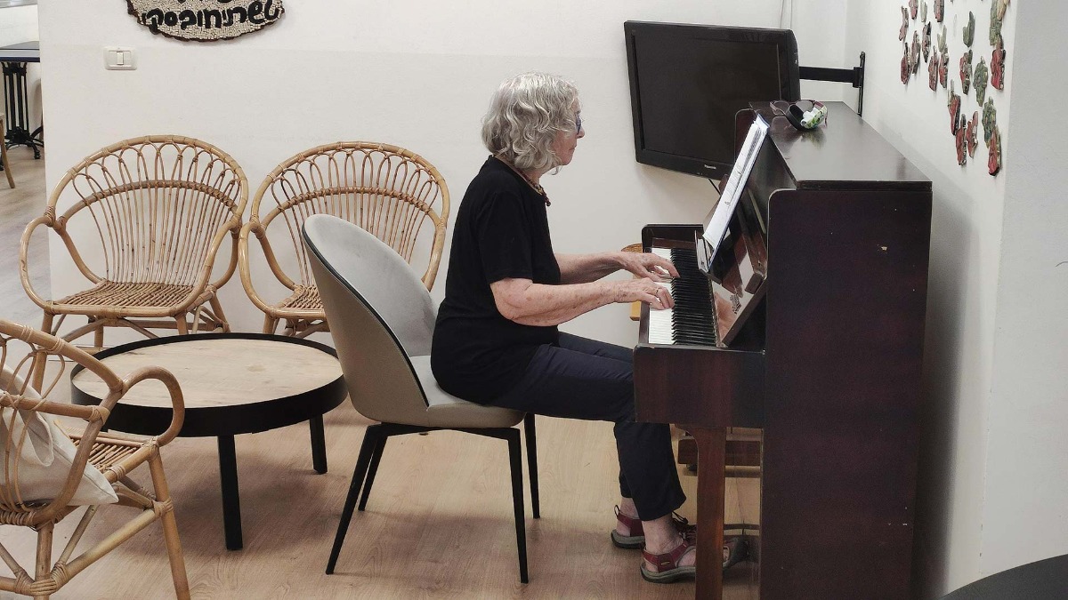 אפרת קופר מנעימה בנגינת בוקר