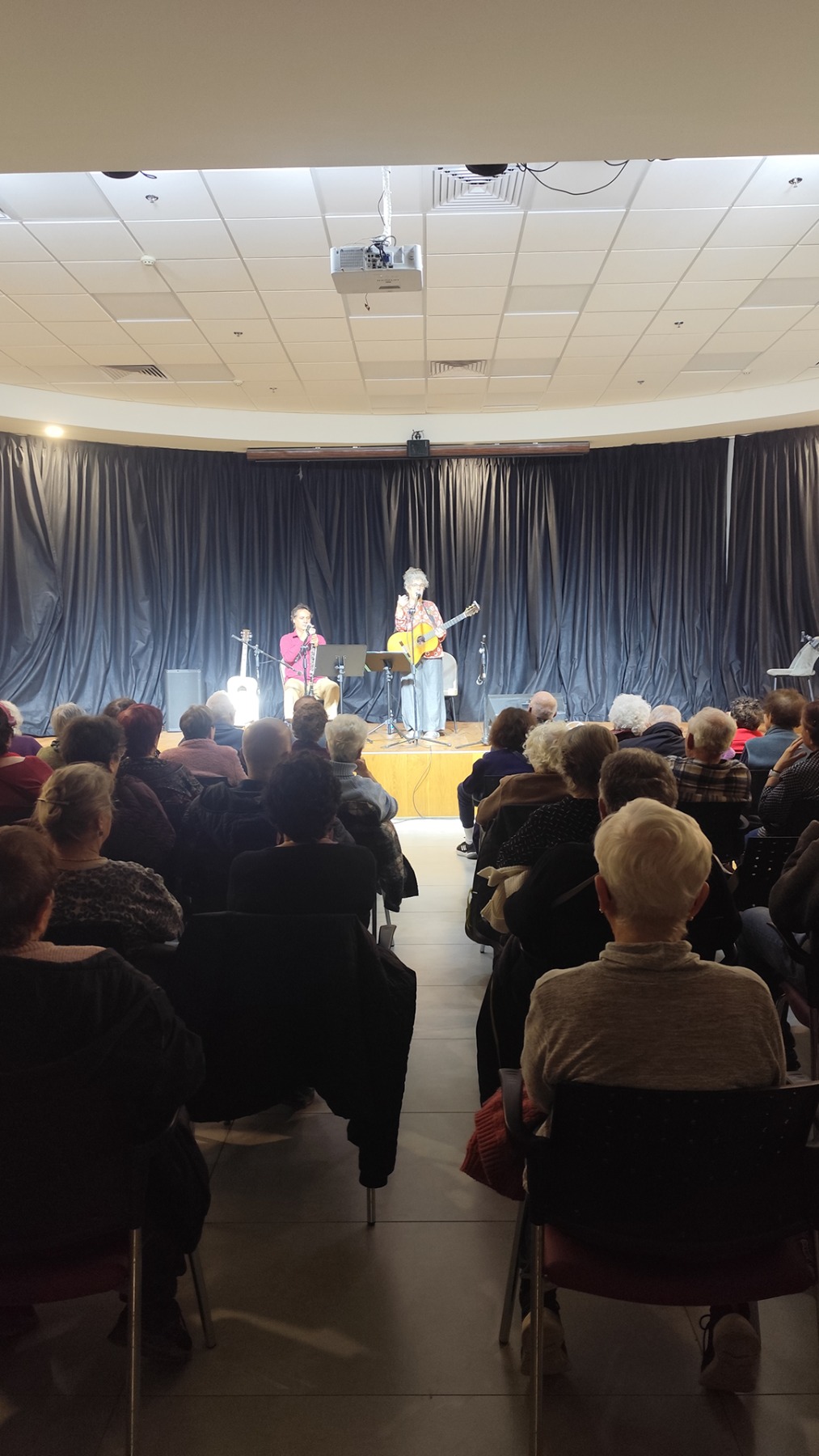 מופע המסע היהודי, שירים בעברית, לאדינו ויידיש