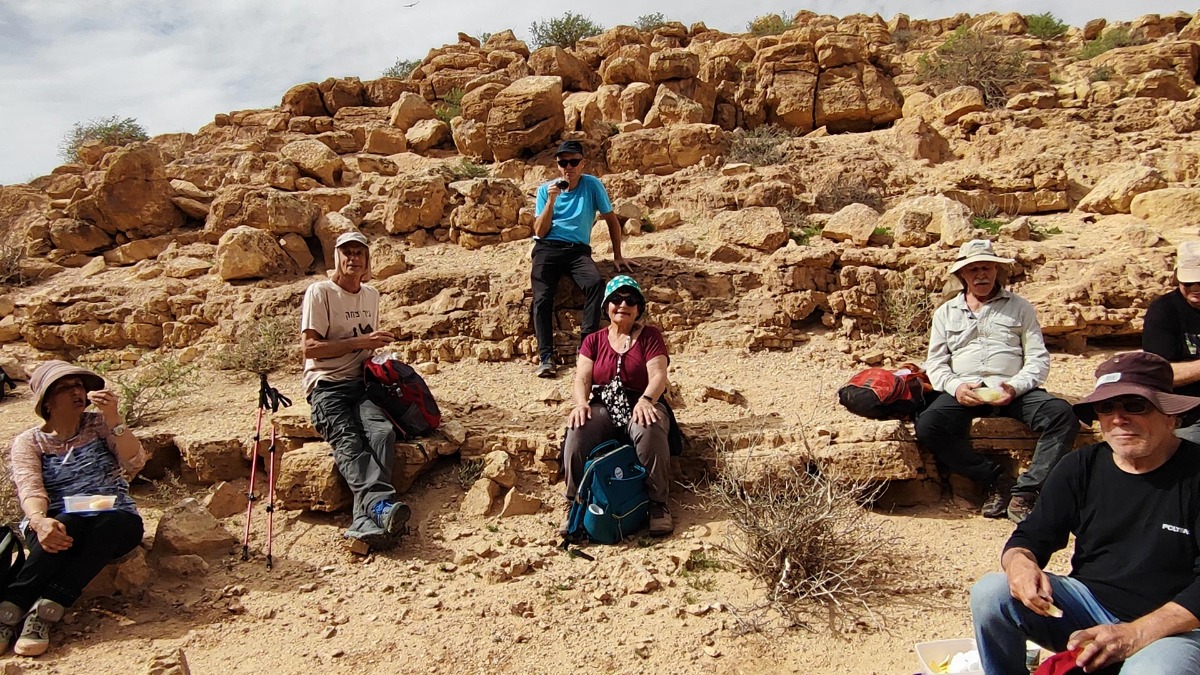 נווה אשכול מטיילים בשבילי ישראל עם יוני שטרן - נחלים חצץ ומצדים