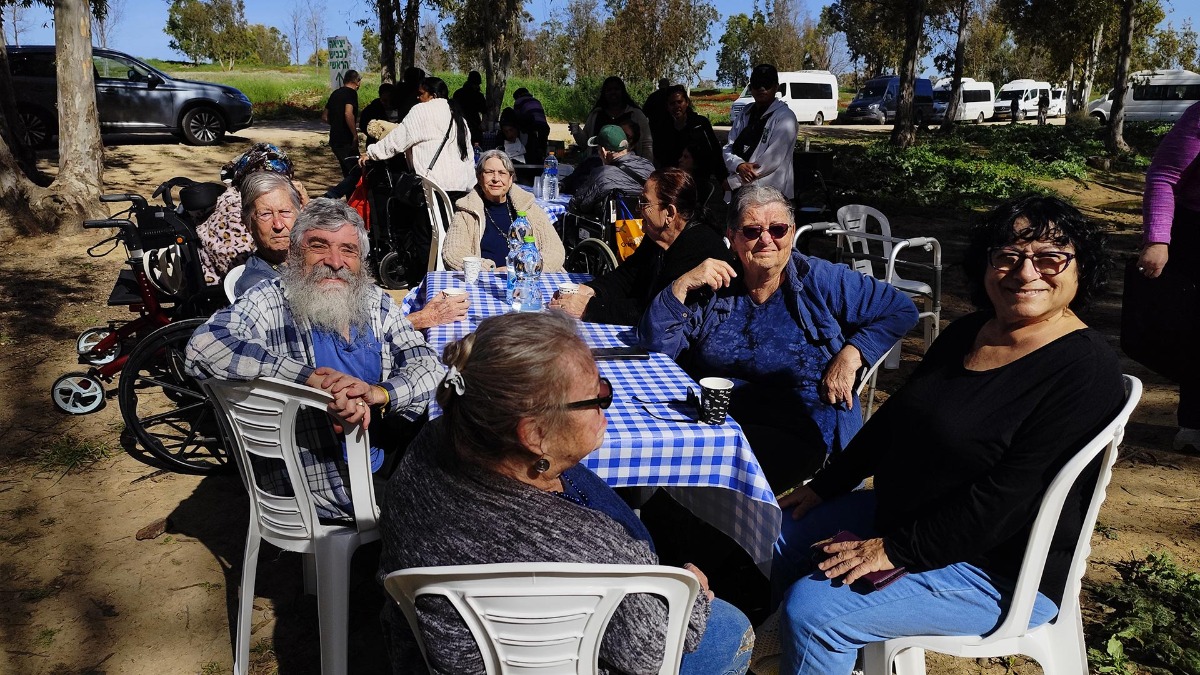 טיול פריחת כלניות בבאר מרווה ביער שוקדה