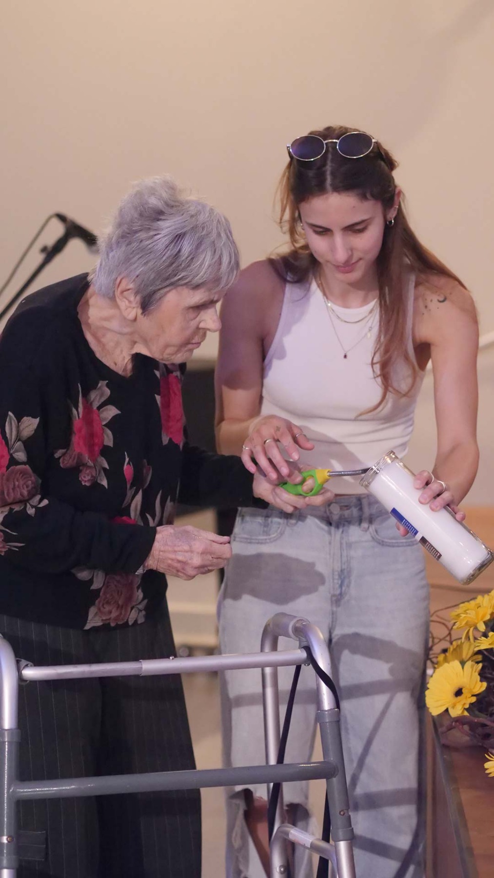 טקס יום הזיכרון לשואה ולגבורה ו"סיפור חיים פוגש מחול"- מופע בתנועה בהשראת סיפור חייה של רות פרדס. צילומים: טל סיגרון