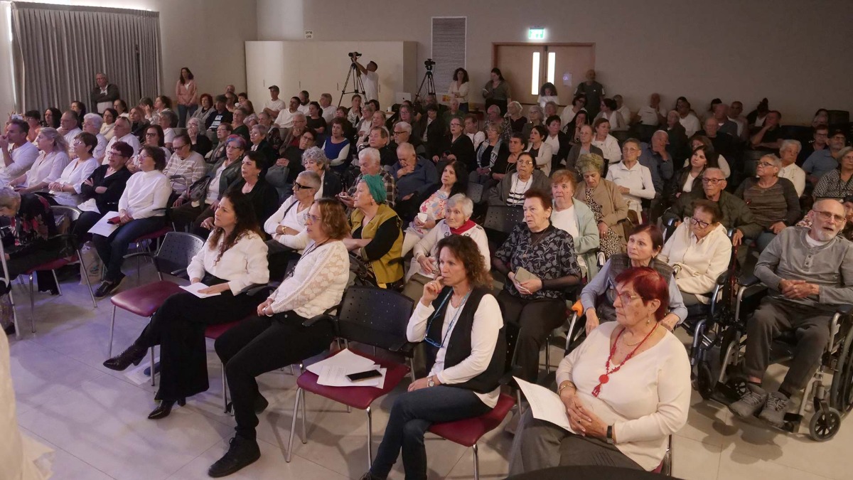 טקס יום הזיכרון לשואה ולגבורה ו"סיפור חיים פוגש מחול"- מופע בתנועה בהשראת סיפור חייה של רות פרדס. צילומים: טל סיגרון