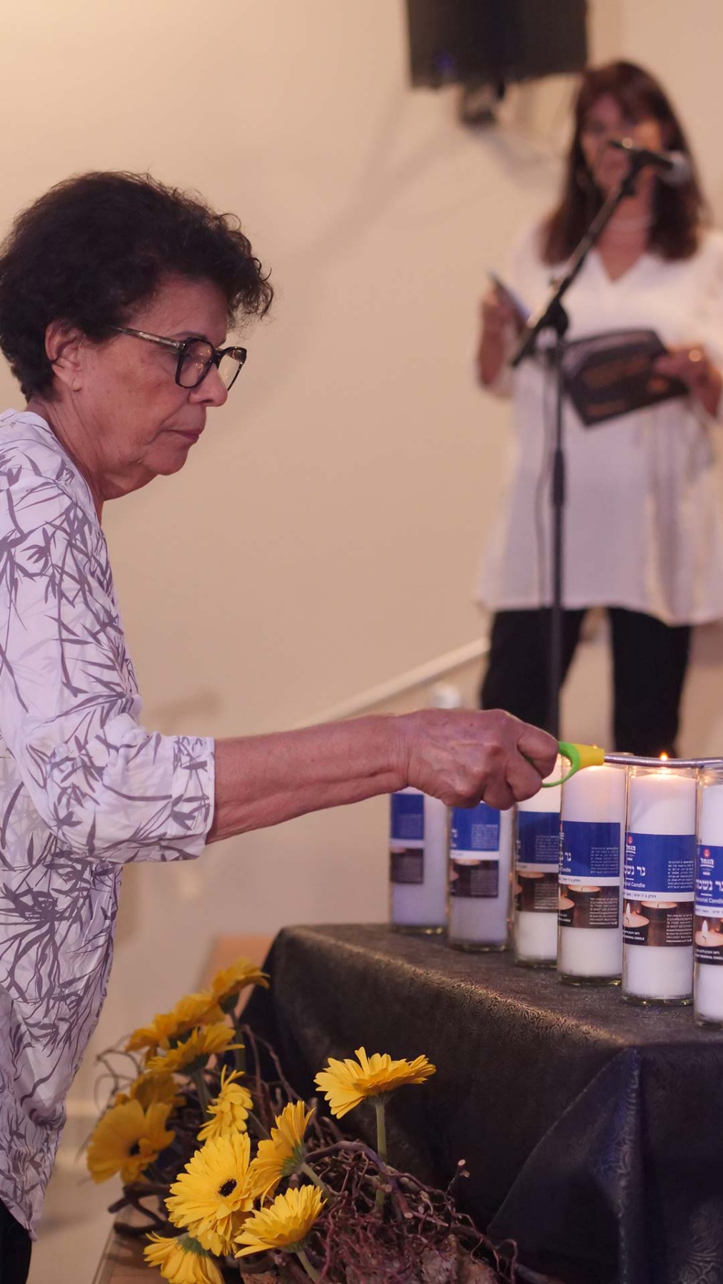 טקס יום הזיכרון לשואה ולגבורה ו"סיפור חיים פוגש מחול"- מופע בתנועה בהשראת סיפור חייה של רות פרדס. צילומים: טל סיגרון