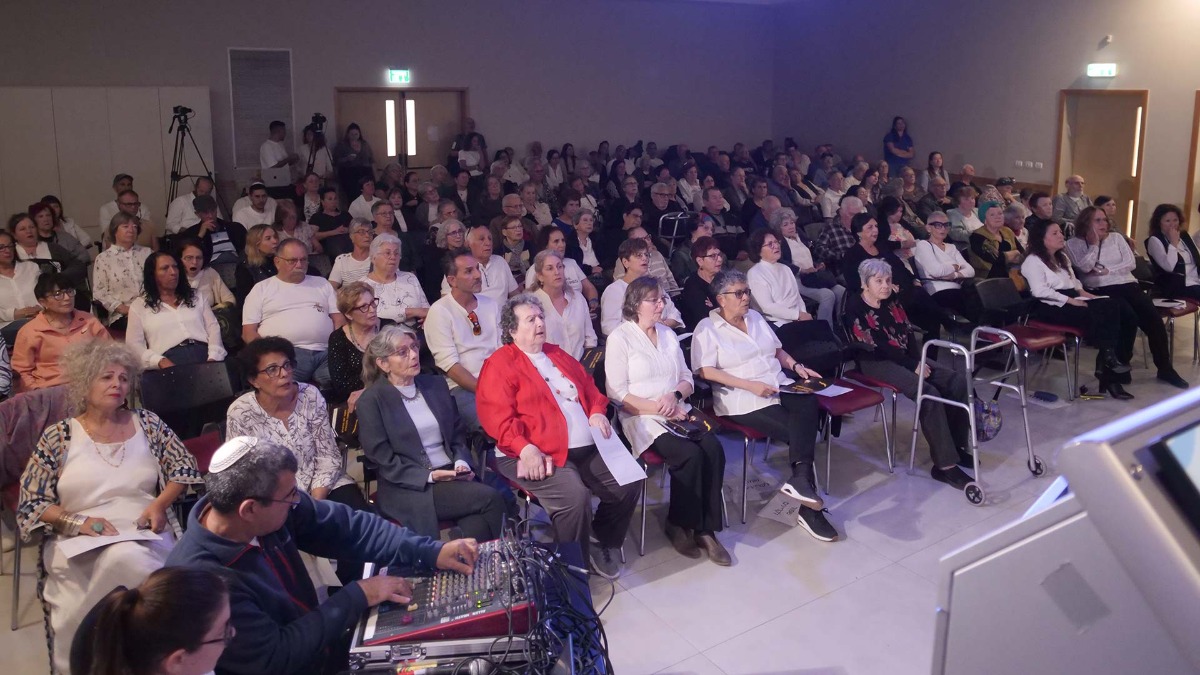 טקס יום הזיכרון לשואה ולגבורה ו"סיפור חיים פוגש מחול"- מופע בתנועה בהשראת סיפור חייה של רות פרדס. צילומים: טל סיגרון