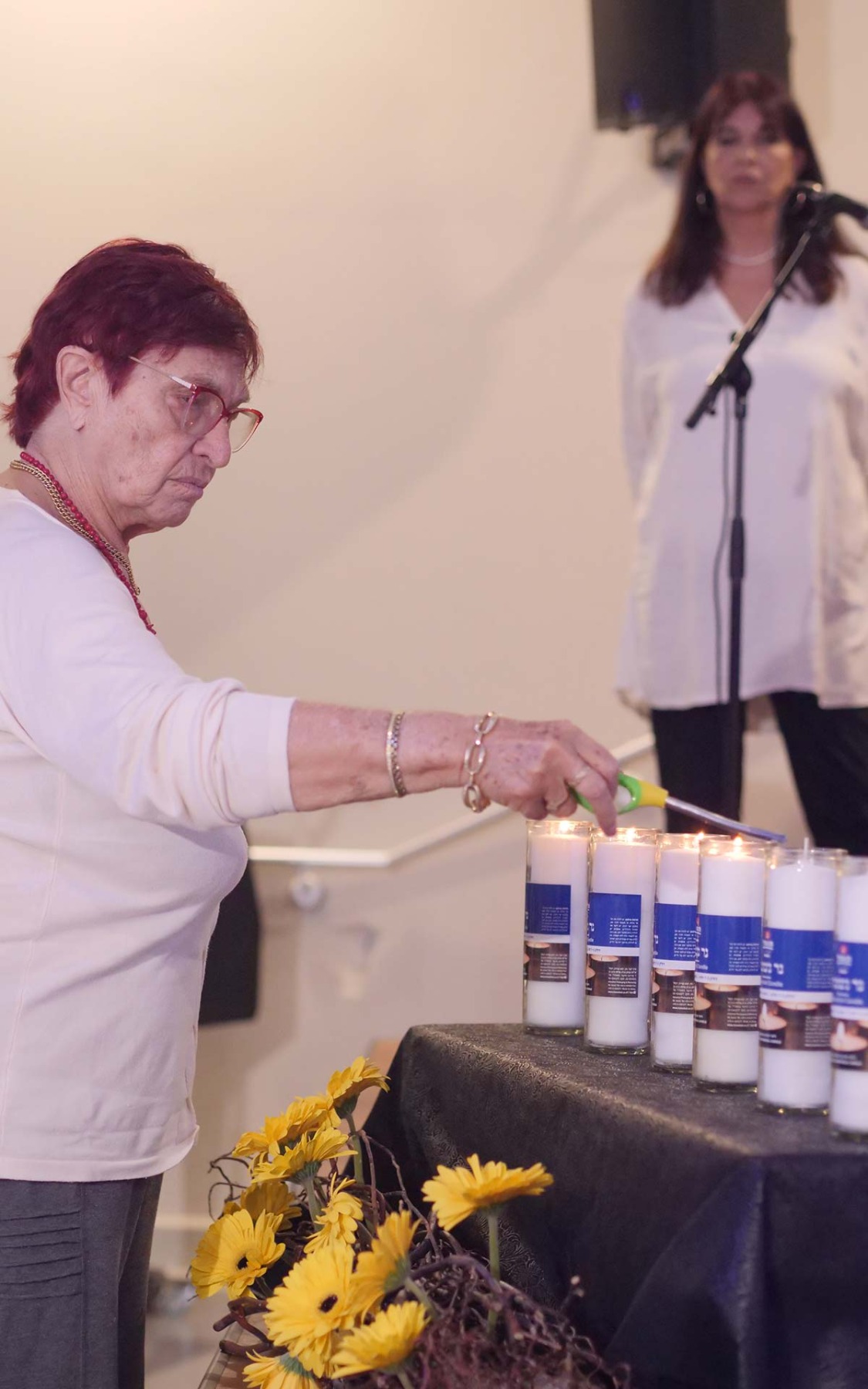 טקס יום הזיכרון לשואה ולגבורה ו"סיפור חיים פוגש מחול"- מופע בתנועה בהשראת סיפור חייה של רות פרדס. צילומים: טל סיגרון