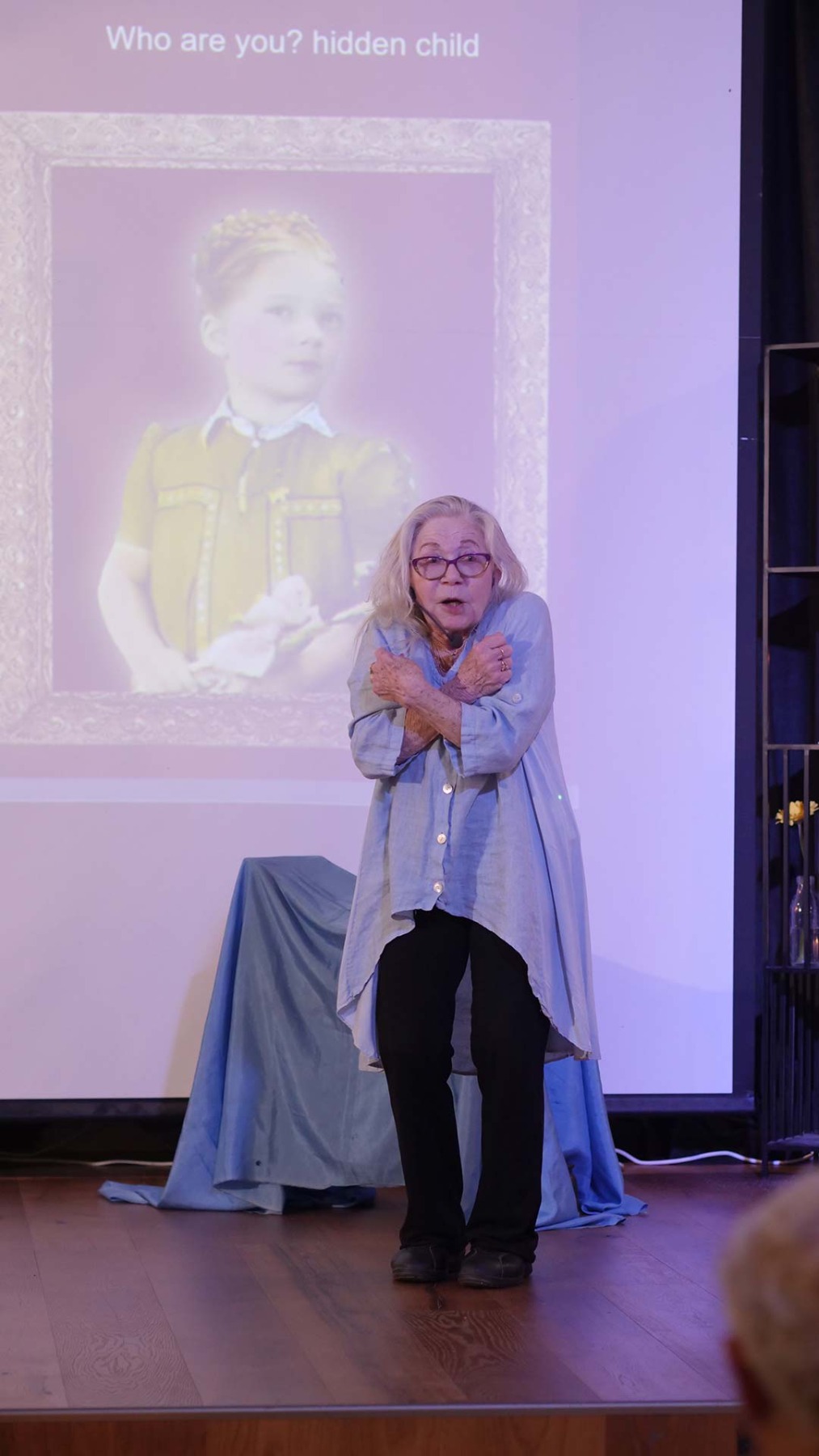 טקס יום הזיכרון לשואה ולגבורה ו"סיפור חיים פוגש מחול"- מופע בתנועה בהשראת סיפור חייה של רות פרדס. צילומים: טל סיגרון