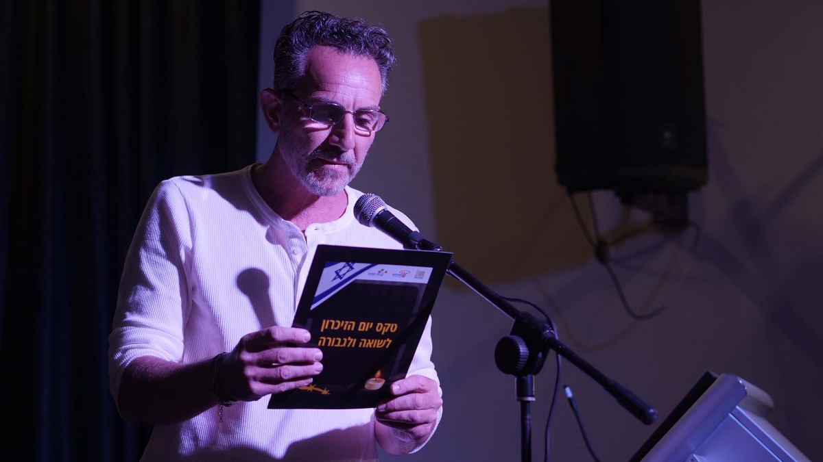 טקס יום הזיכרון לשואה ולגבורה ו"סיפור חיים פוגש מחול"- מופע בתנועה בהשראת סיפור חייה של רות פרדס. צילומים: טל סיגרון