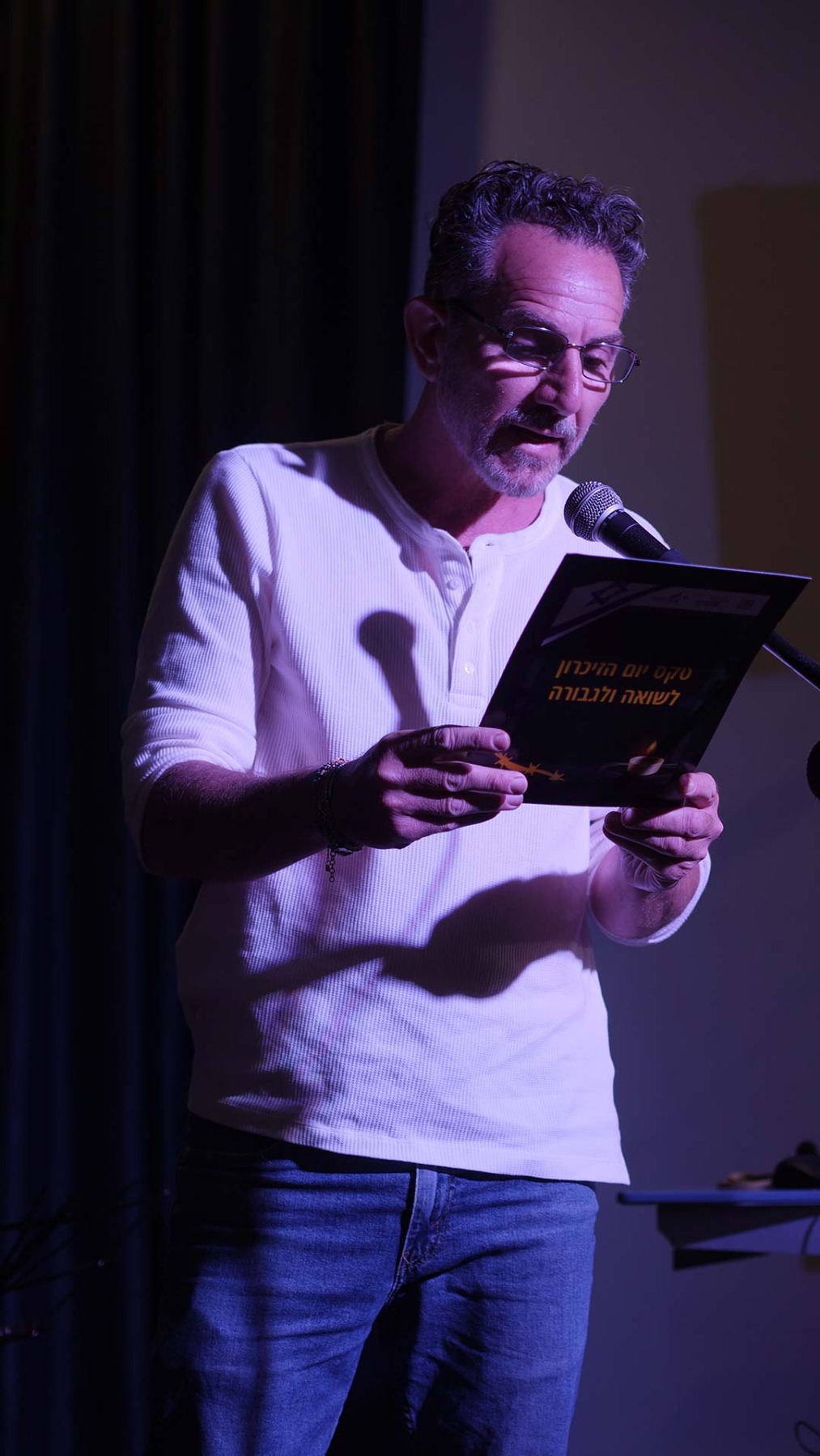 טקס יום הזיכרון לשואה ולגבורה ו"סיפור חיים פוגש מחול"- מופע בתנועה בהשראת סיפור חייה של רות פרדס. צילומים: טל סיגרון